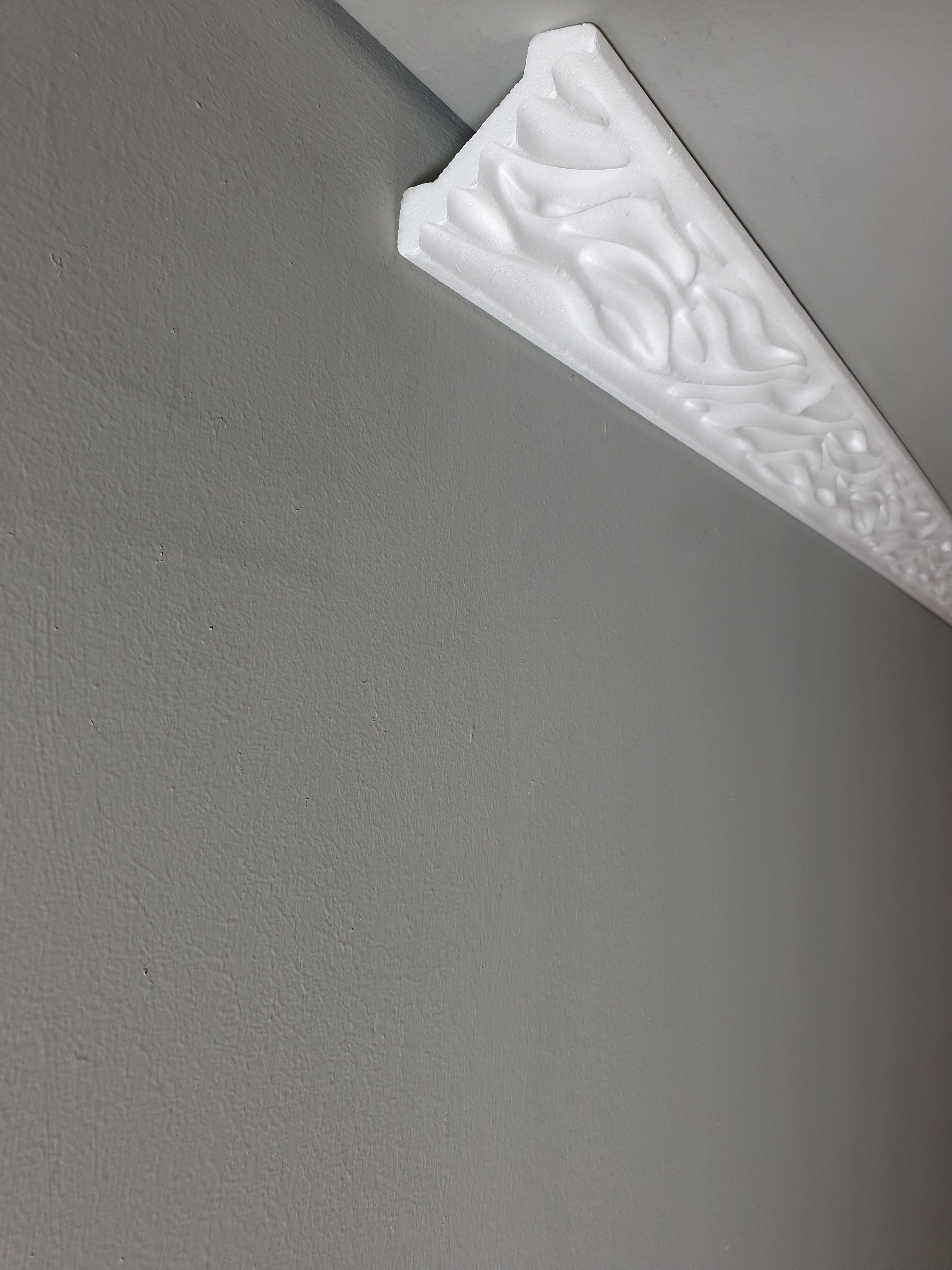 קרניז פוליסטירן בעיטור גילוף עדין