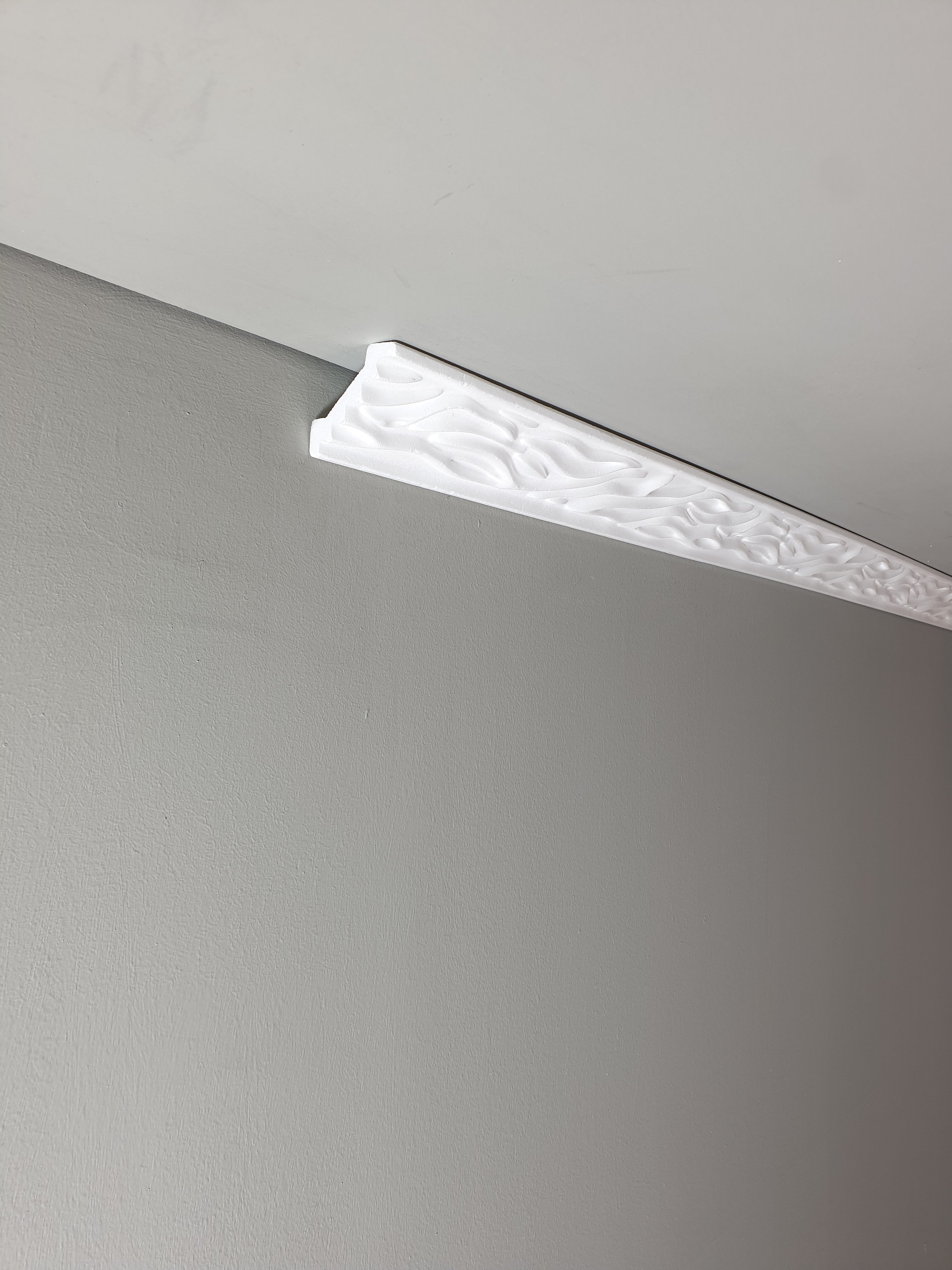 קרניז פוליסטירן בעיטור גילוף עדין