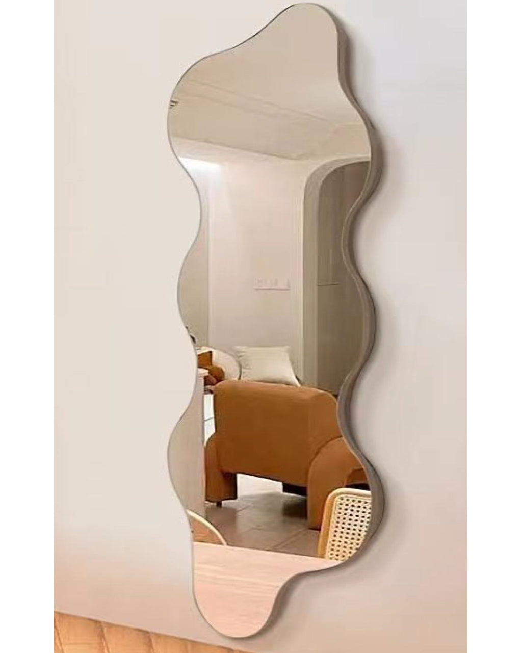 מראת קיר מעוצבת בסגנון גלי