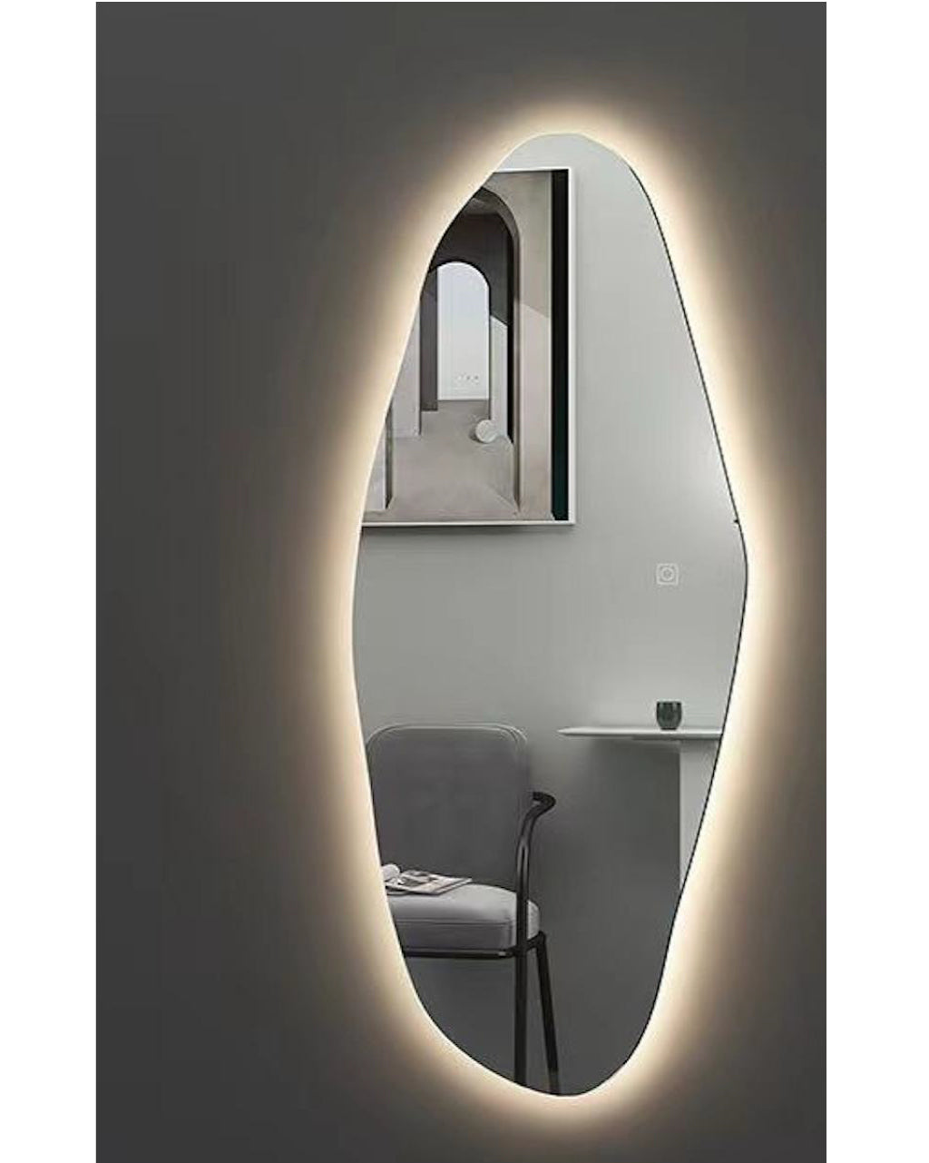 מראת קיר מעוצבת בצורה חופשית