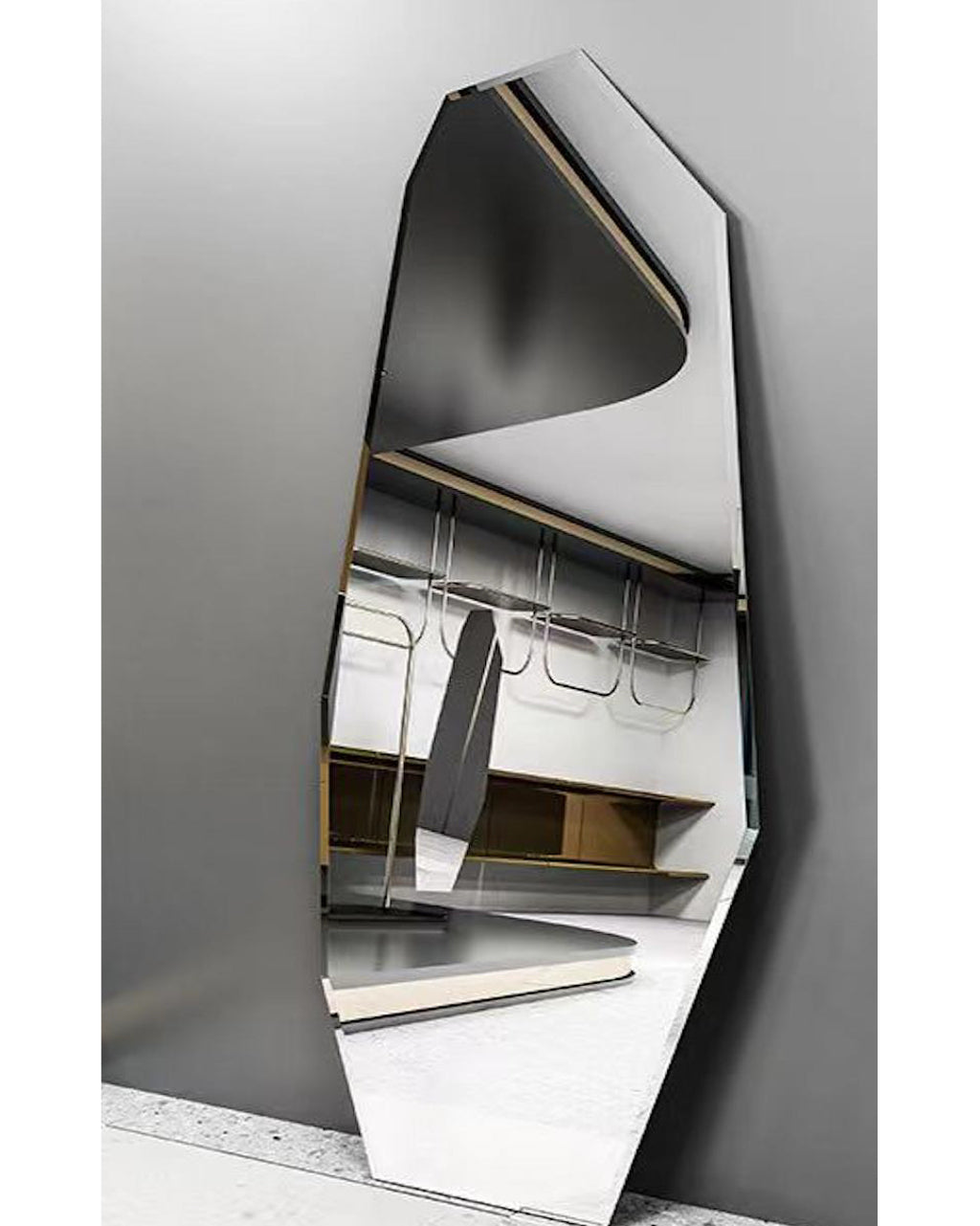 מראת קיר מעוצבת בצורה גיאומטרית