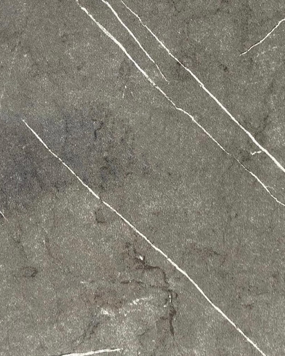 חיפוי קיר דמוי שיש אפור כהה עם עורקים לבנים