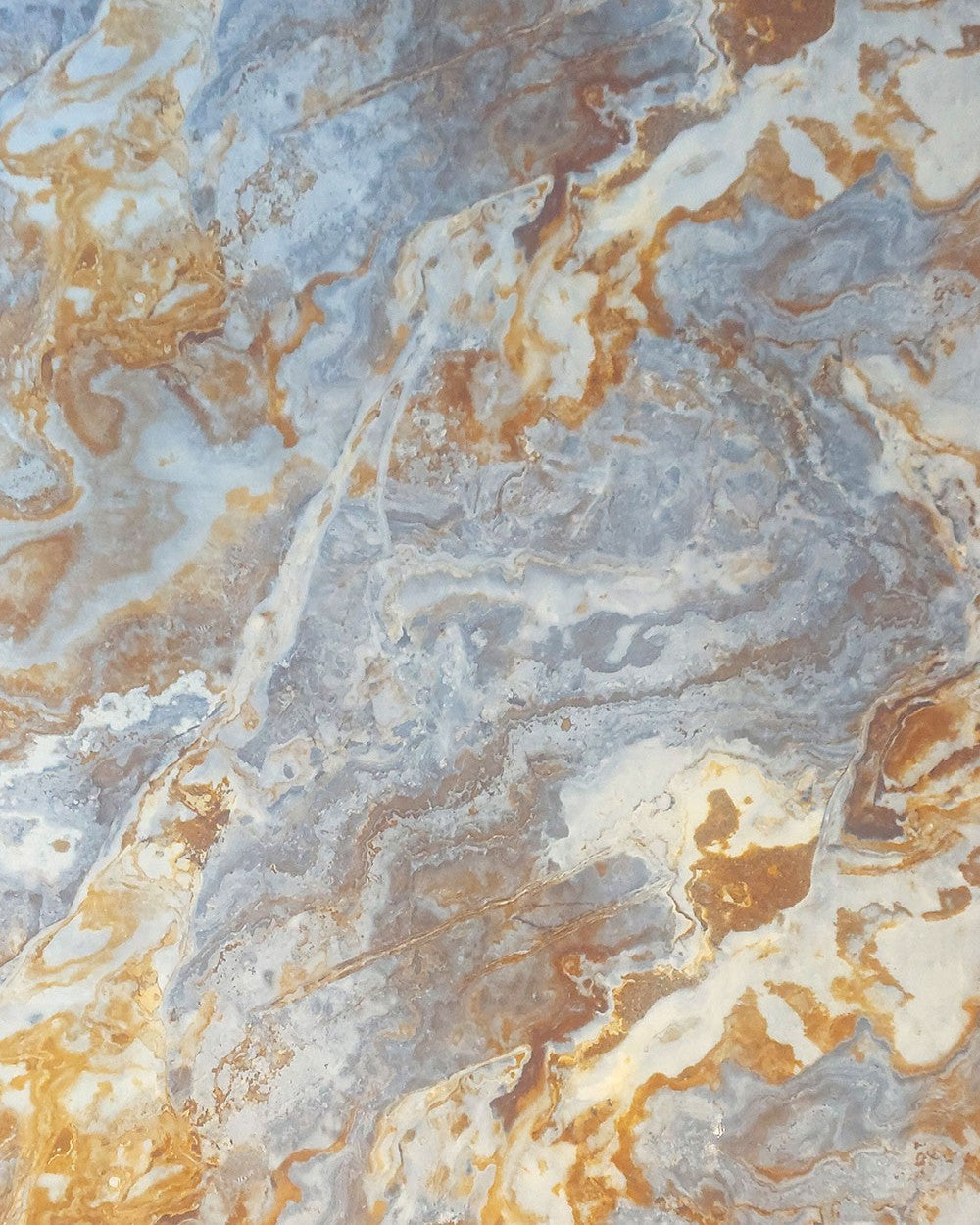 חיפוי קיר דמוי שיש מראה אפרפר עם נימי ענבר