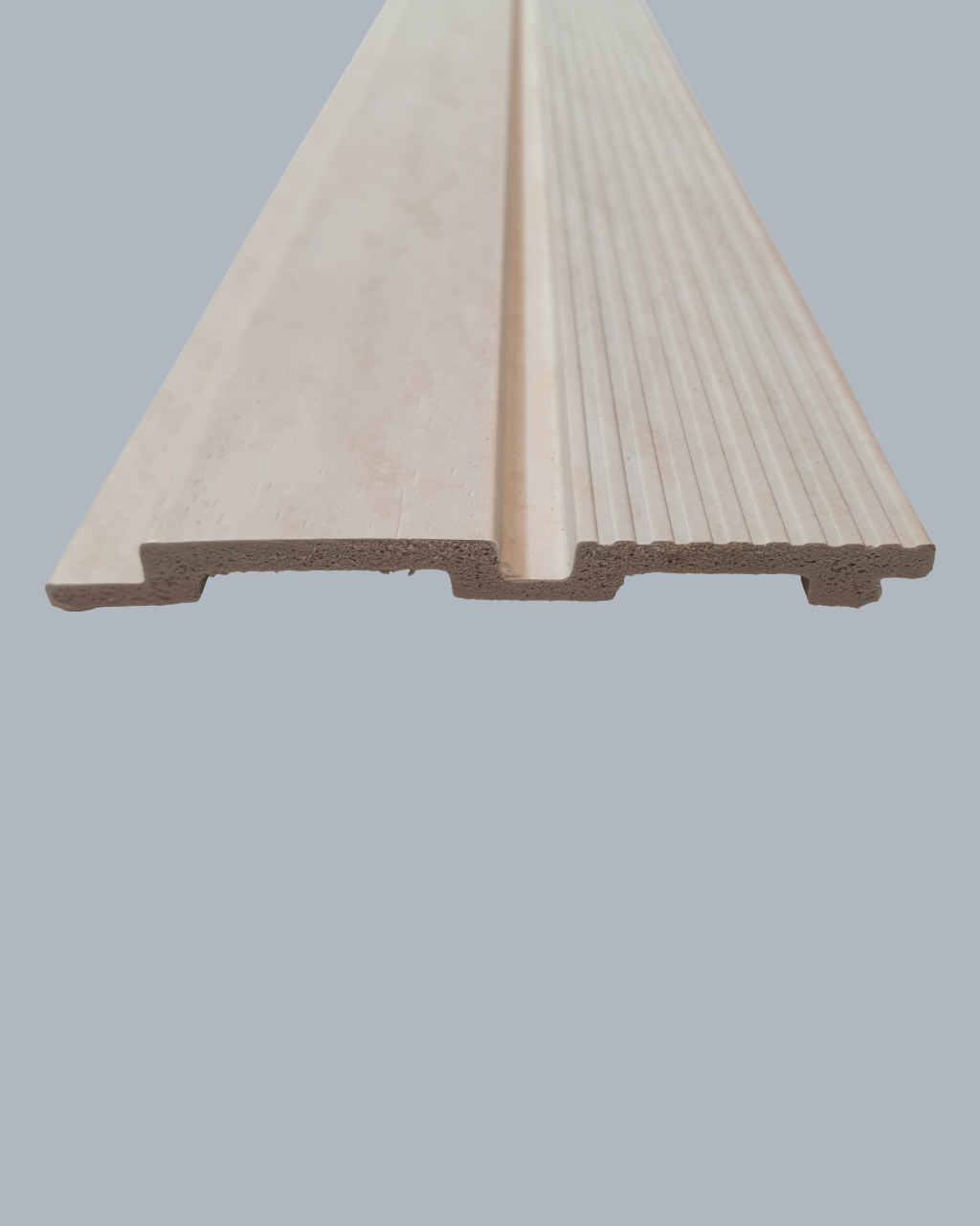 חיפוי קיר פסים בגוון שמנת עם פסים רחבים