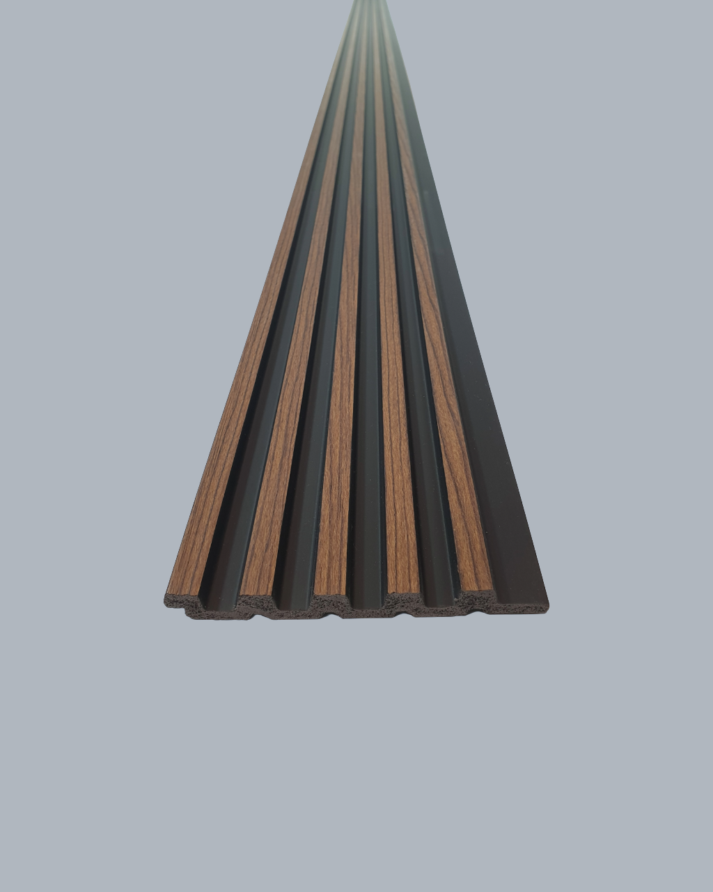 חיפוי קיר פסים דמוי עץ עם פסים שחורים