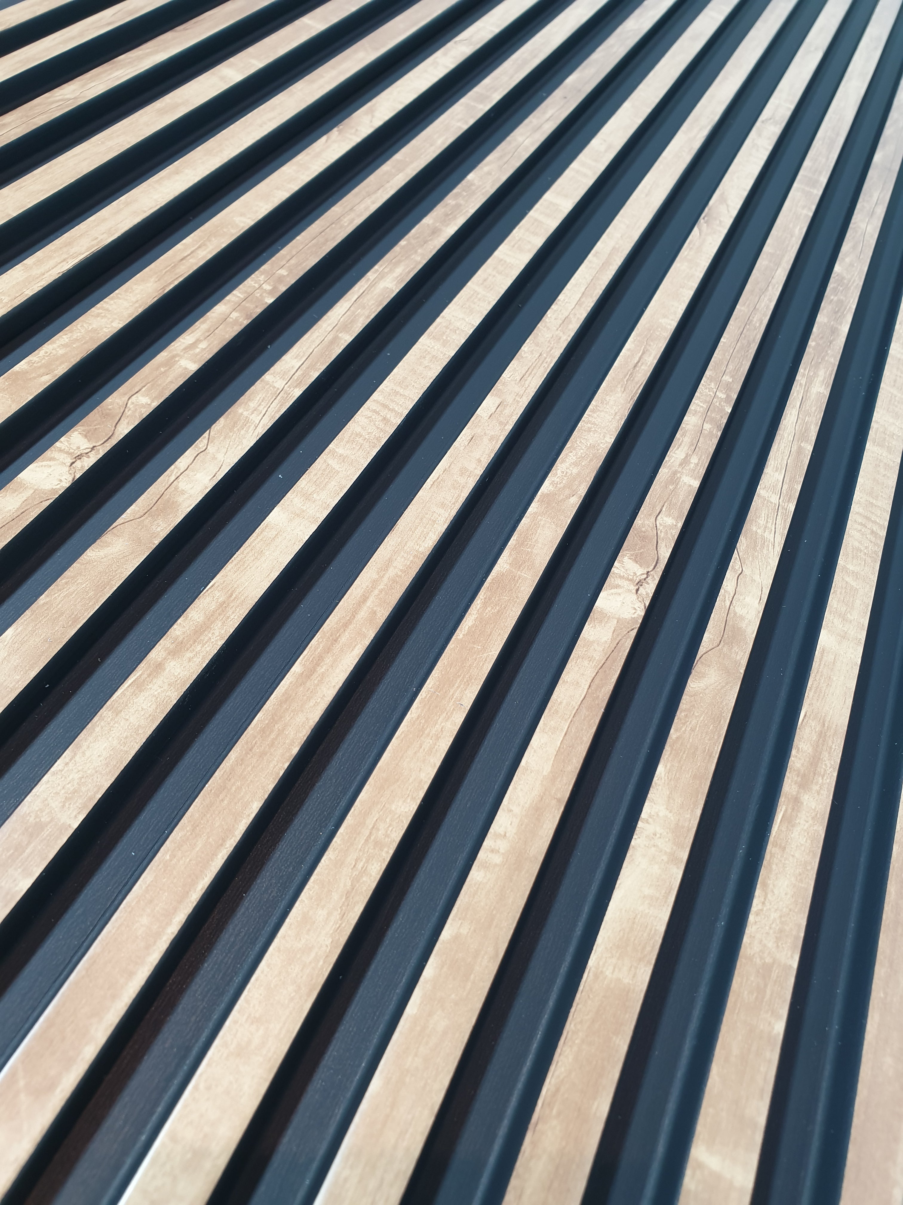 חיפוי קיר פסים צבע עץ כהה משולב שחור