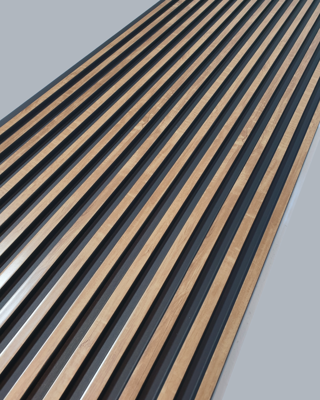 חיפוי קיר פסים צבע עץ כהה משולב שחור