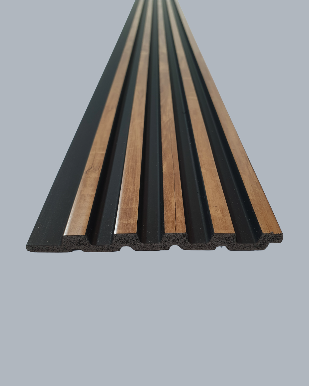 חיפוי קיר פסים צבע עץ כהה משולב שחור