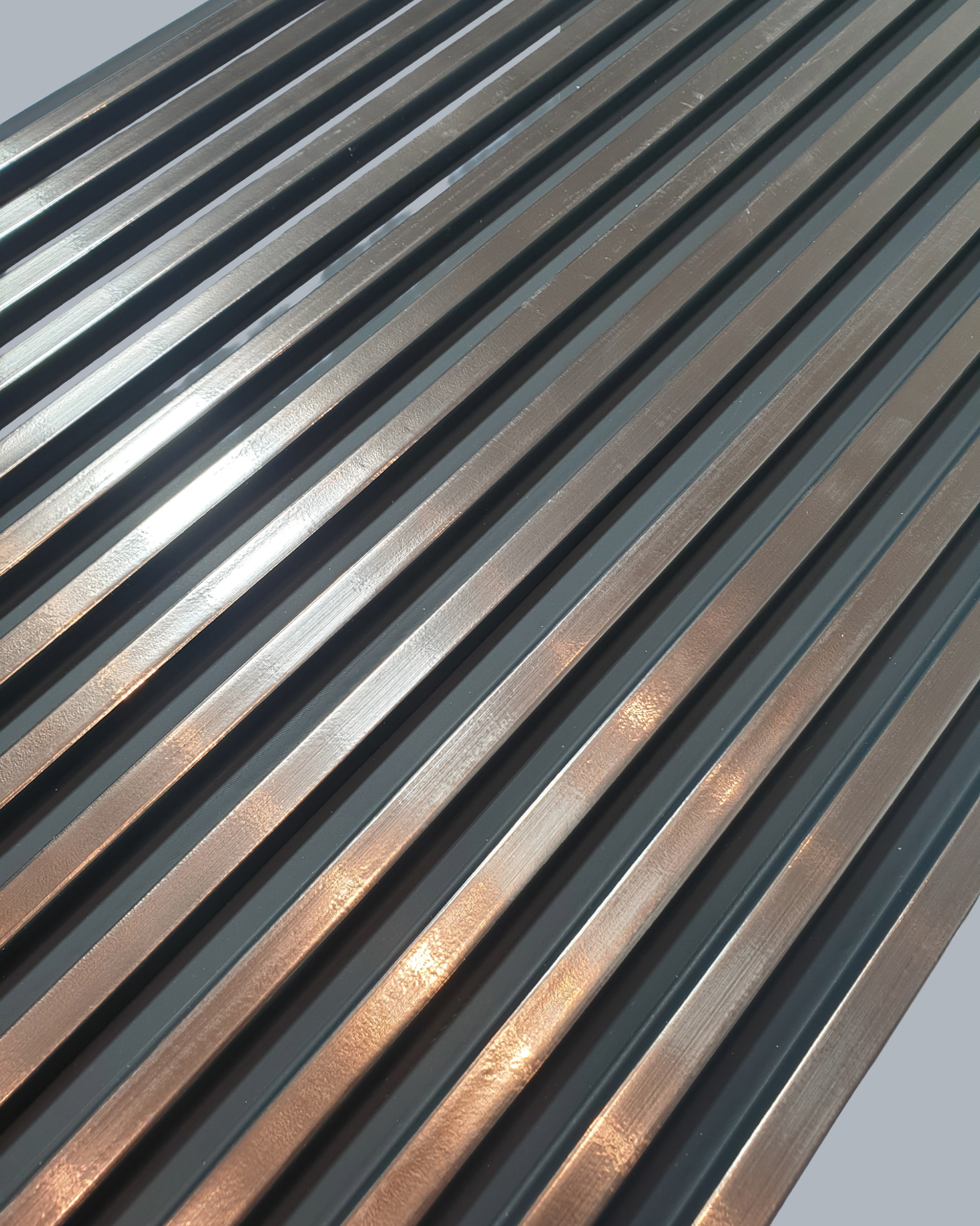 חיפוי קיר פסים דמוי עץ בגוון שחור מטאלי