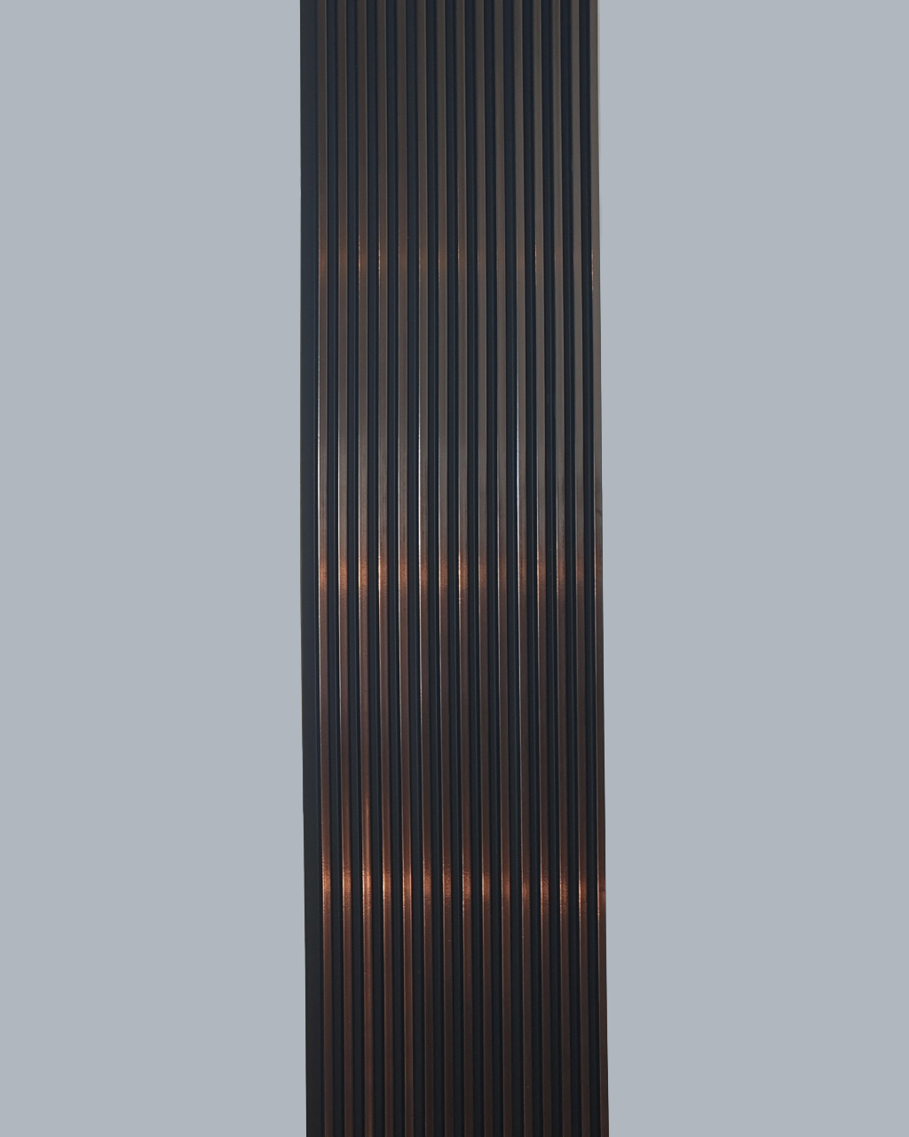 חיפוי קיר פסים דמוי עץ בגוון שחור מטאלי