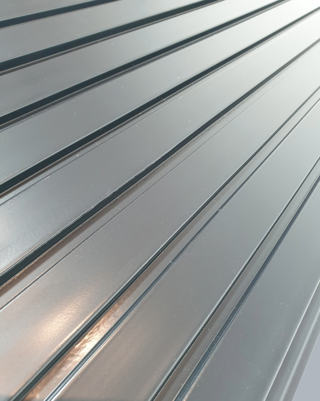 חיפוי קיר פסים צבע שחור עם פסים עדינים