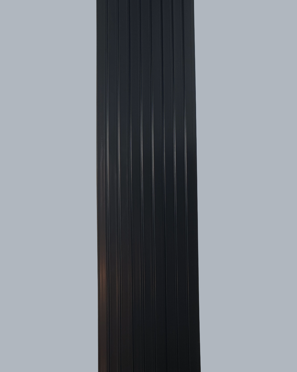 חיפוי קיר פסים צבע שחור עם פסים עדינים