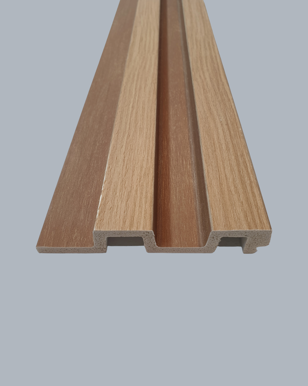 חיפוי קיר פסים דמוי עץ חום בהיר