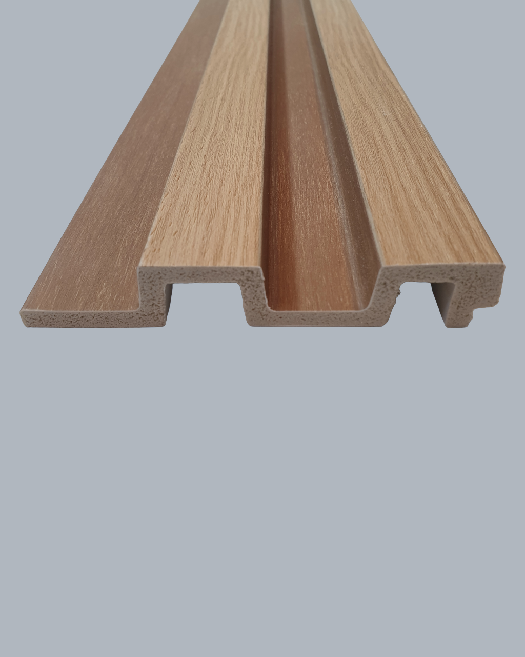 חיפוי קיר פסים דמוי עץ חום בהיר