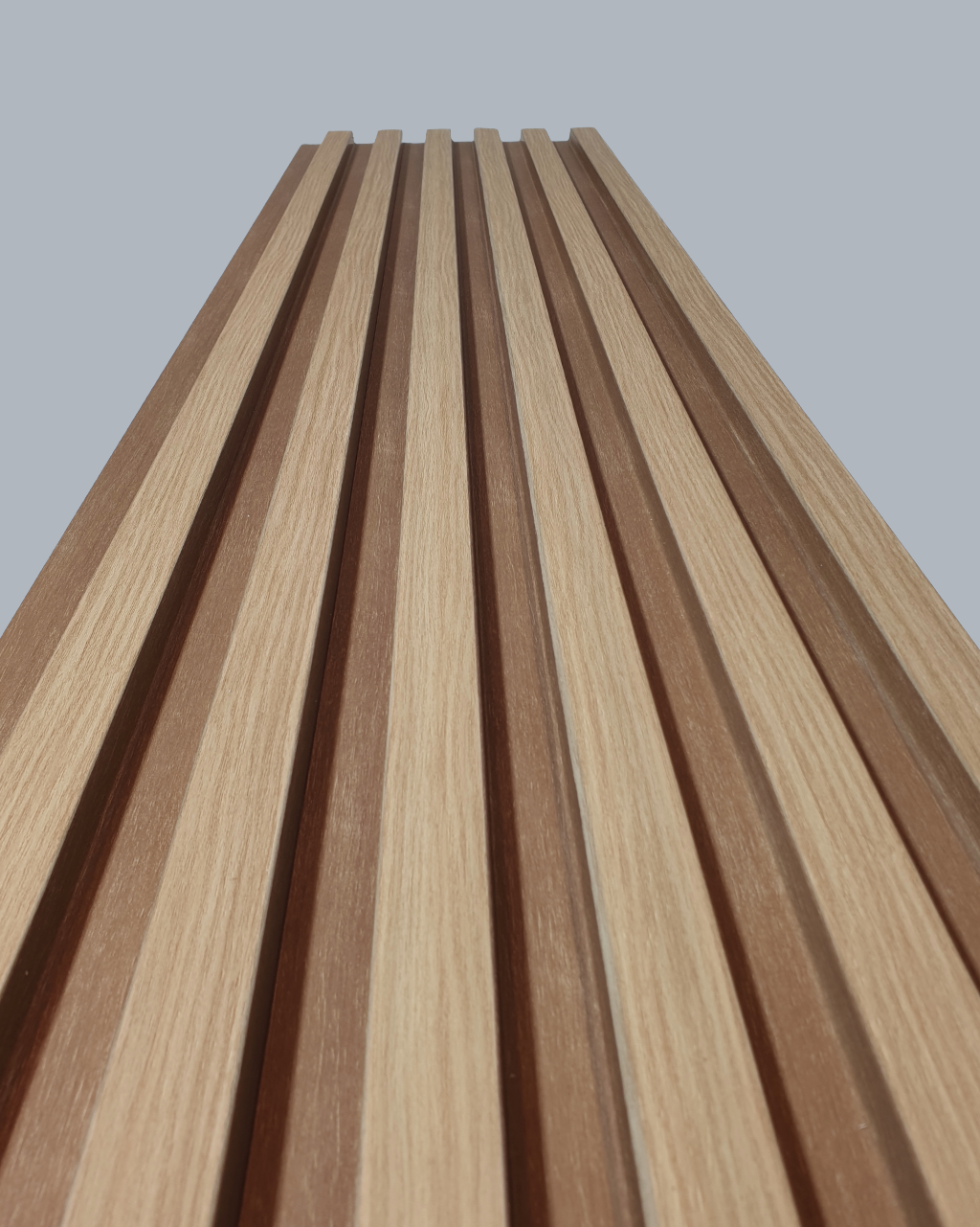 חיפוי קיר פסים דמוי עץ חום בהיר