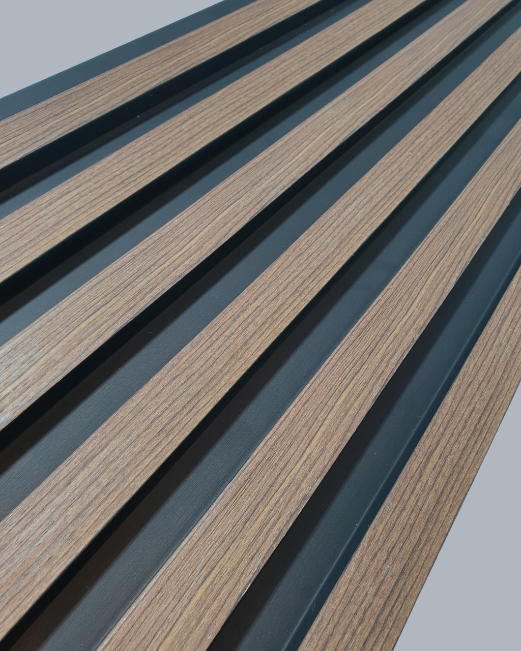 חיפוי קיר פסים צבע טיק מרווח שחור