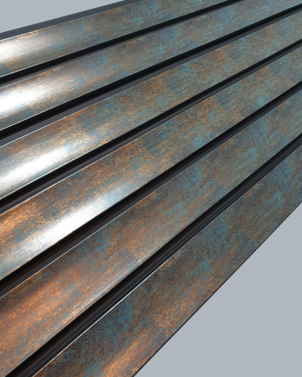 חיפוי קיר פסים בגוון ברונזה עם חריץ שחור