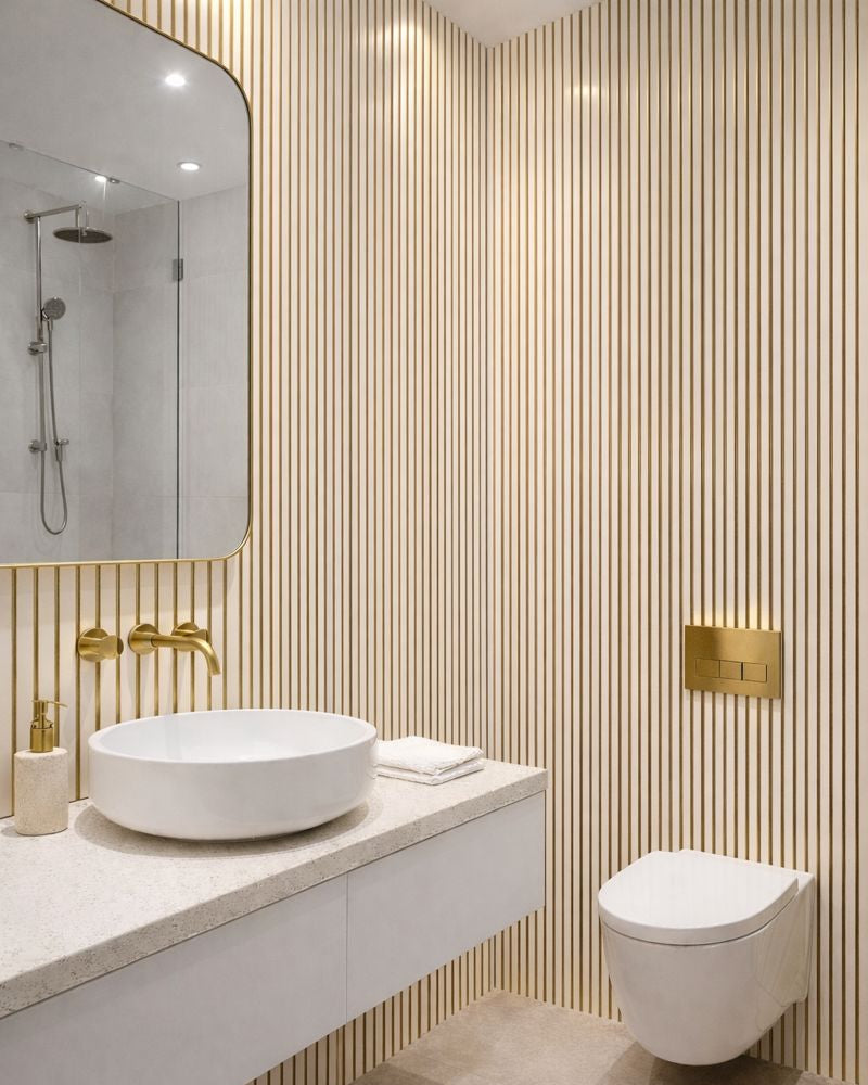 חיפוי קיר פסים גלי בצבע לבן מבריק עם פסים זהובים