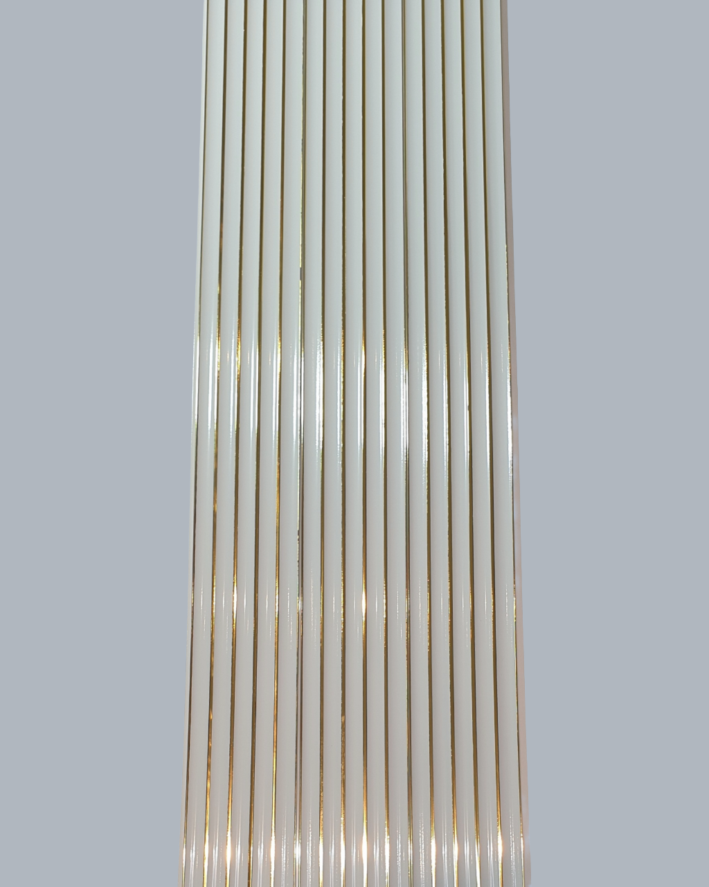 חיפוי קיר פסים גלי בצבע לבן מבריק עם פסים זהובים