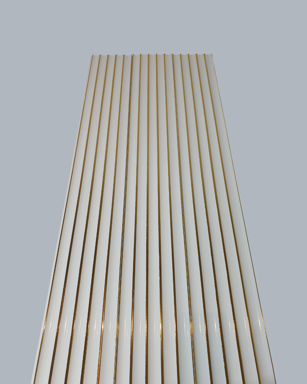 חיפוי קיר פסים גלי בצבע לבן מבריק עם פסים זהובים