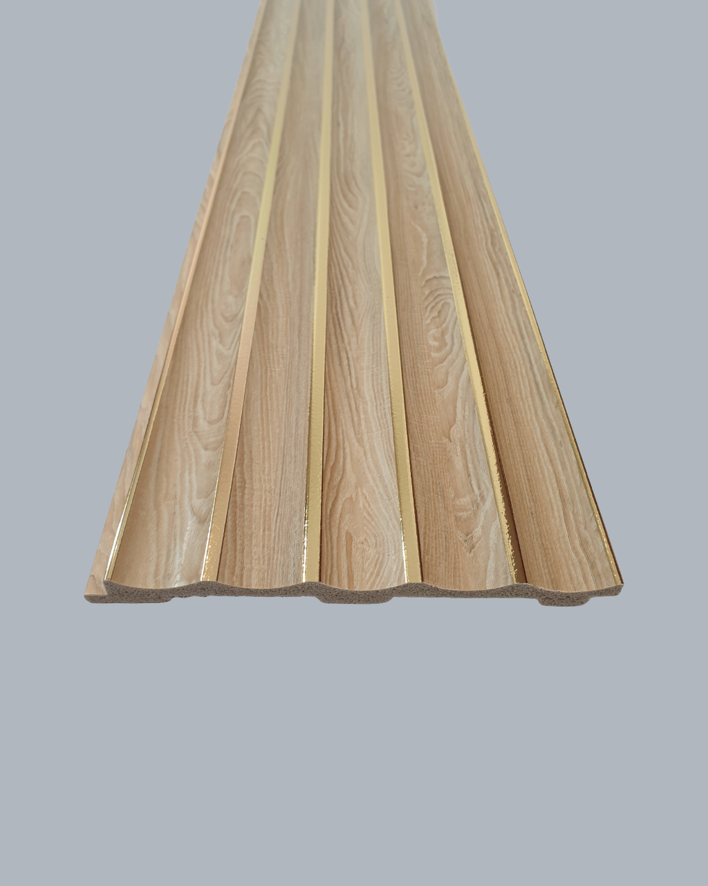 חיפוי קיר פסים גלי דמוי עץ בהיר עם פסי זהב