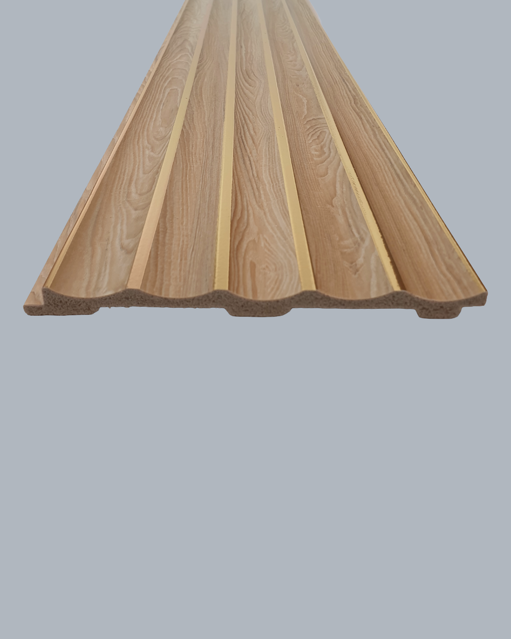 חיפוי קיר פסים גלי דמוי עץ בהיר עם פסי זהב