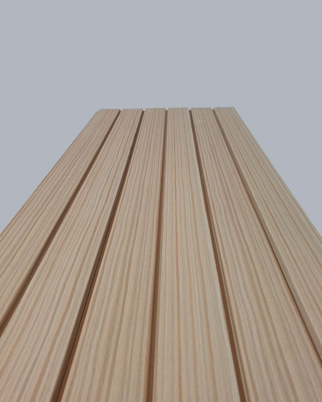 חיפוי קיר פסים דמוי עץ בהיר