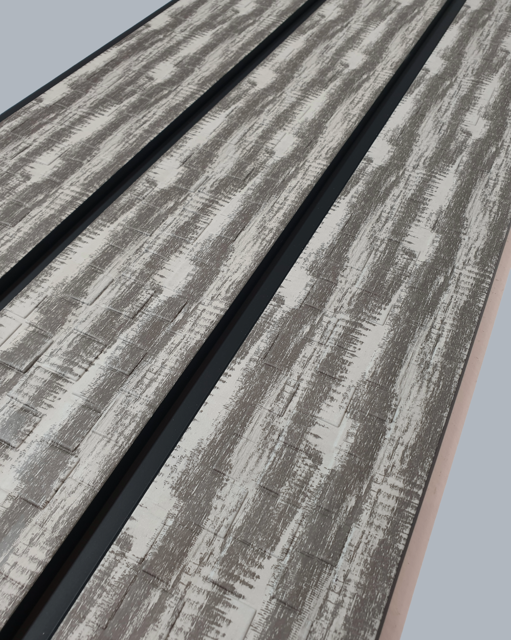 חיפוי קיר פסים דמוי עץ בגוון אפור שחור