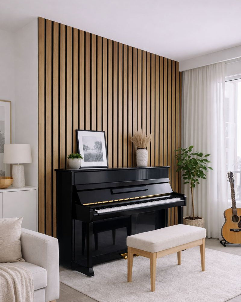 חיפוי קיר פסים דמוי עץ עם פסים שחורים