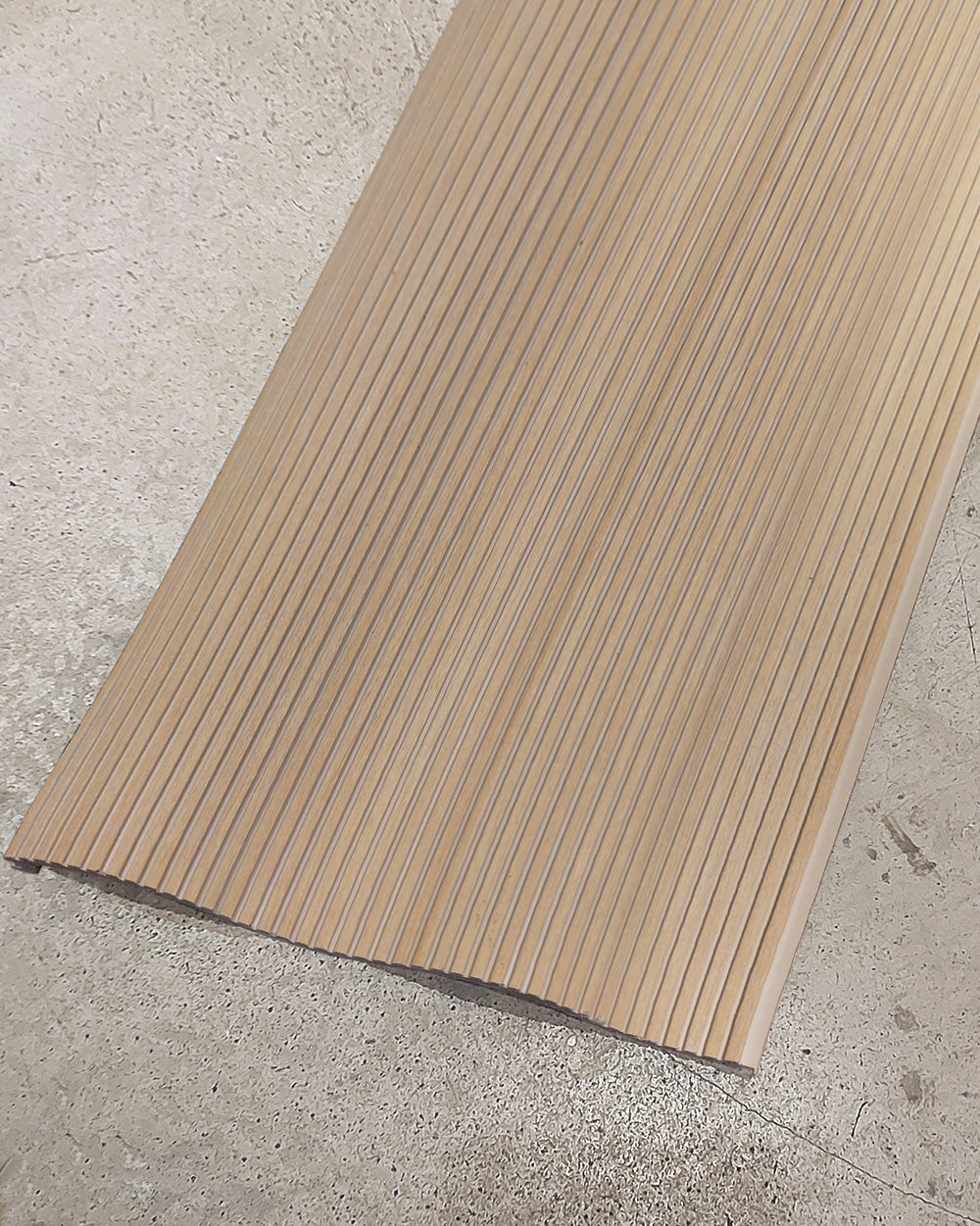 חיפוי קיר גלי צבע בהיר