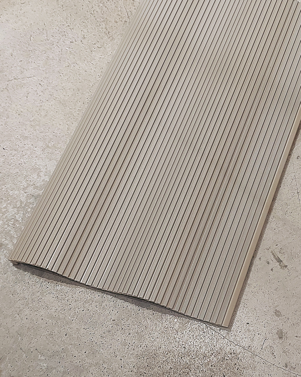 חיפוי קיר גלי צבע אפרפר בטון WPM-7