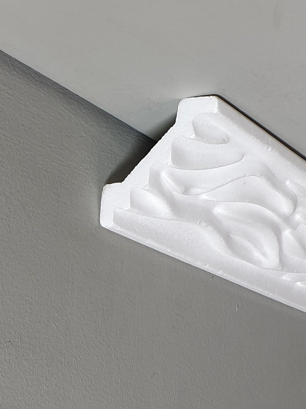 קרניז פוליסטירן בעיטור גילוף עדין