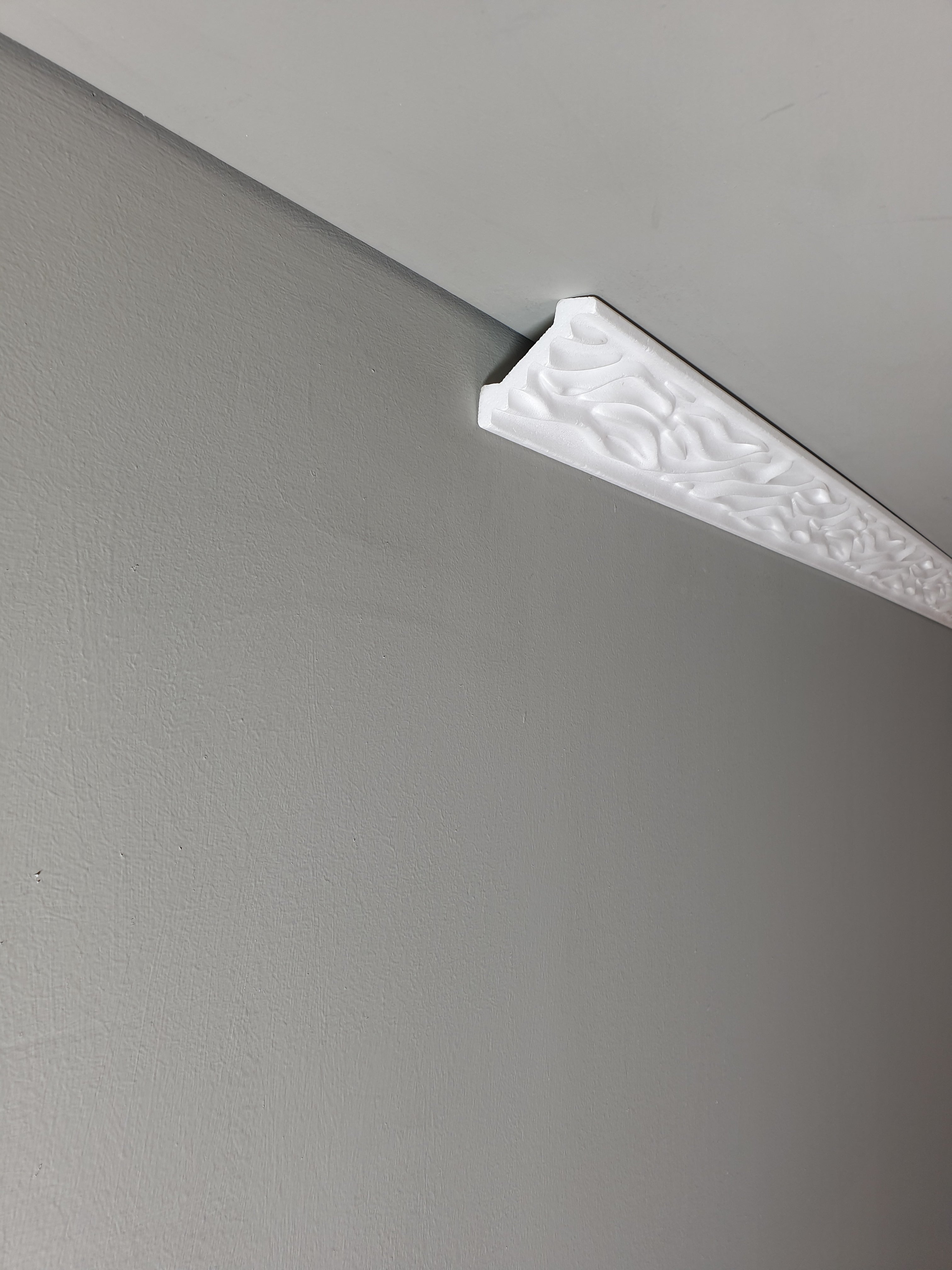 קרניז פוליסטירן בעיטור גילוף עדין