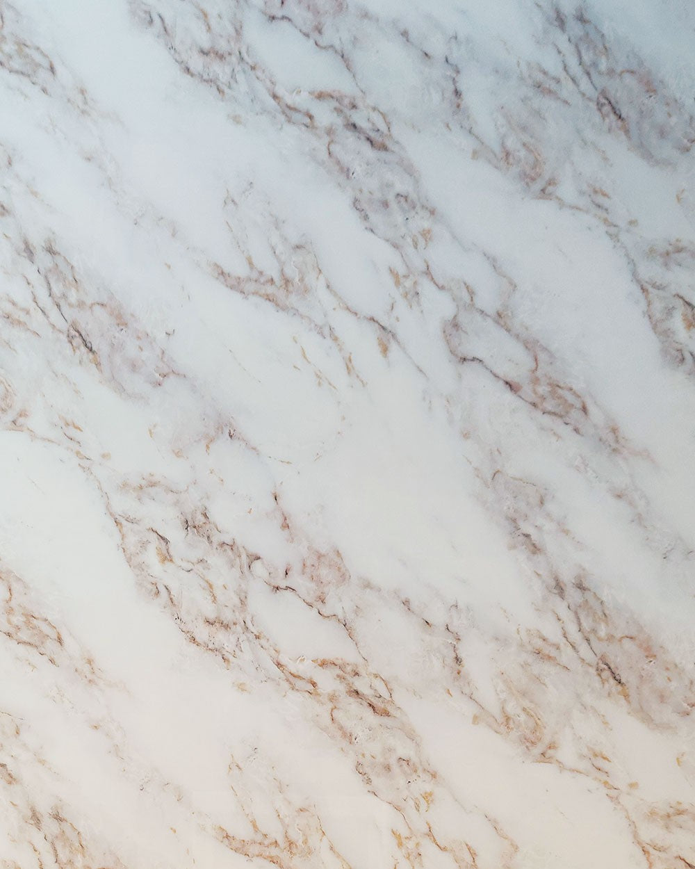 חיפוי קיר דמוי שיש לבן מבריק ורידים ענבריים