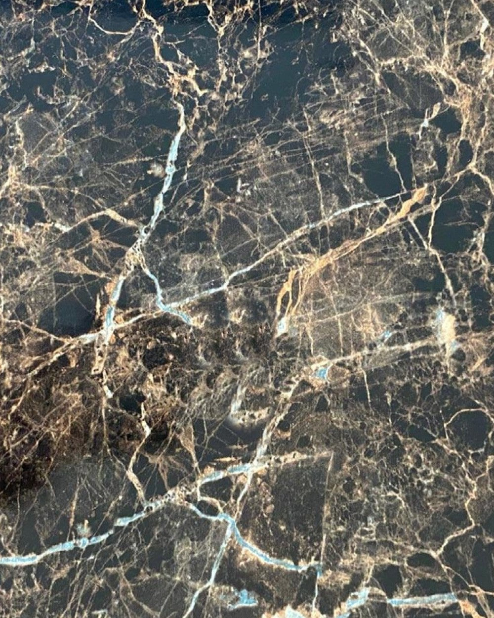 חיפוי קיר דמוי שיש גוון שחור מבריק עם דוגמת שיש