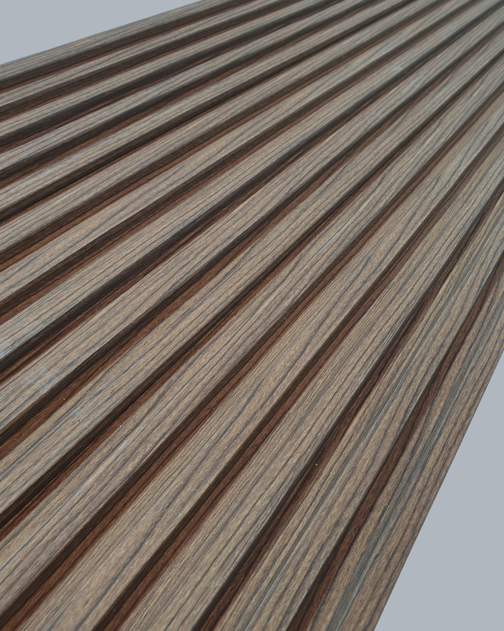 חיפוי קיר פסים בגוון אגוז-וונגה כהה