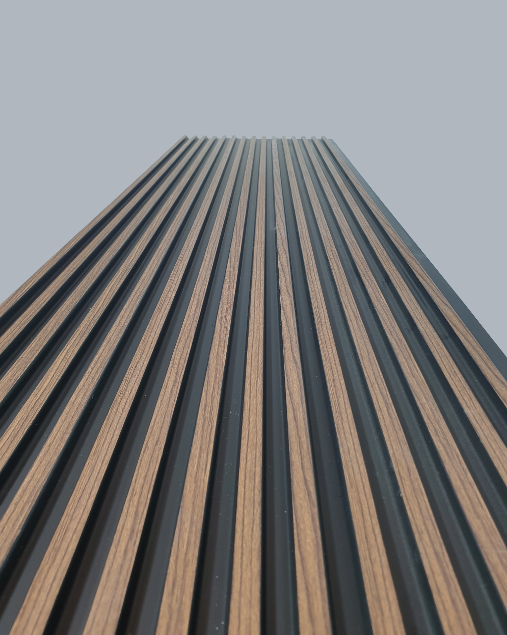 חיפוי קיר פסים דמוי עץ עם פסים שחורים