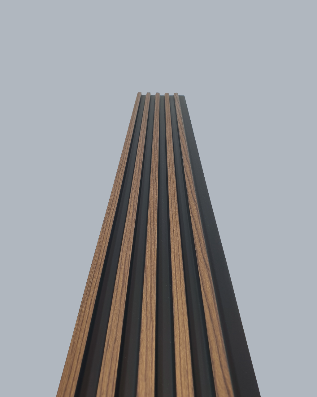 חיפוי קיר פסים דמוי עץ עם פסים שחורים