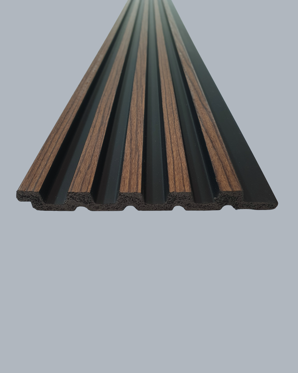 חיפוי קיר פסים דמוי עץ עם פסים שחורים