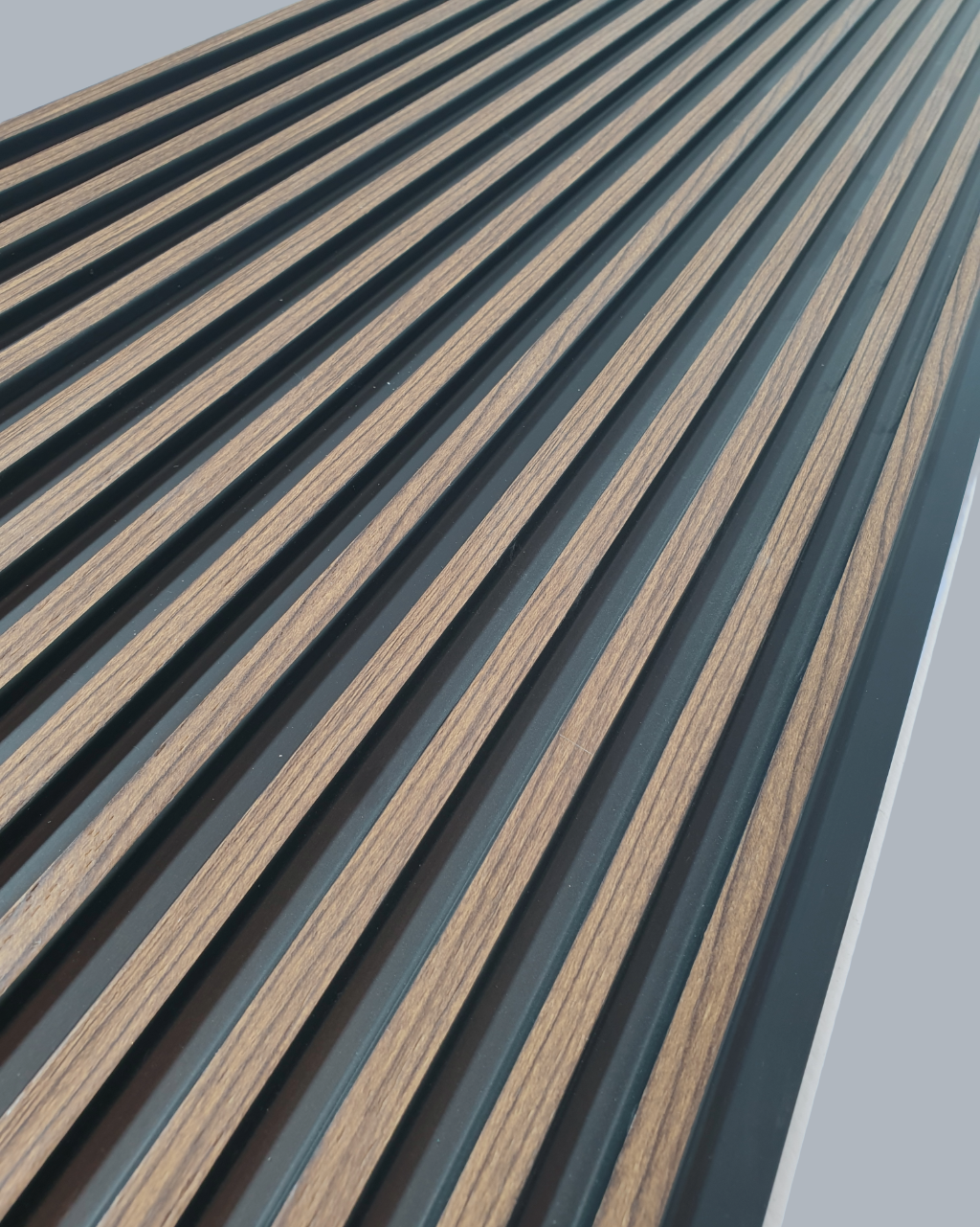 חיפוי קיר פסים דמוי עץ עם פסים שחורים