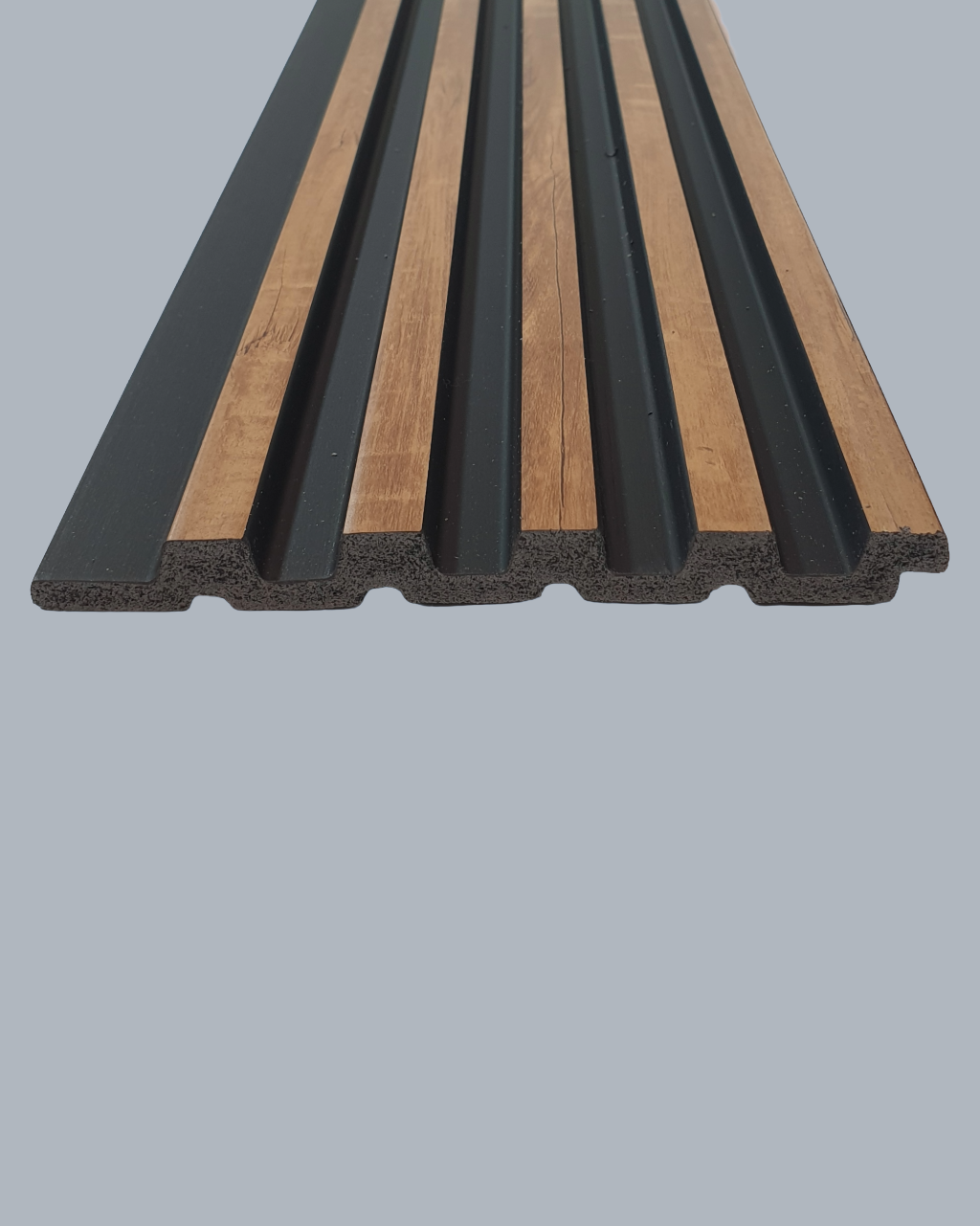 חיפוי קיר פסים צבע עץ כהה משולב שחור