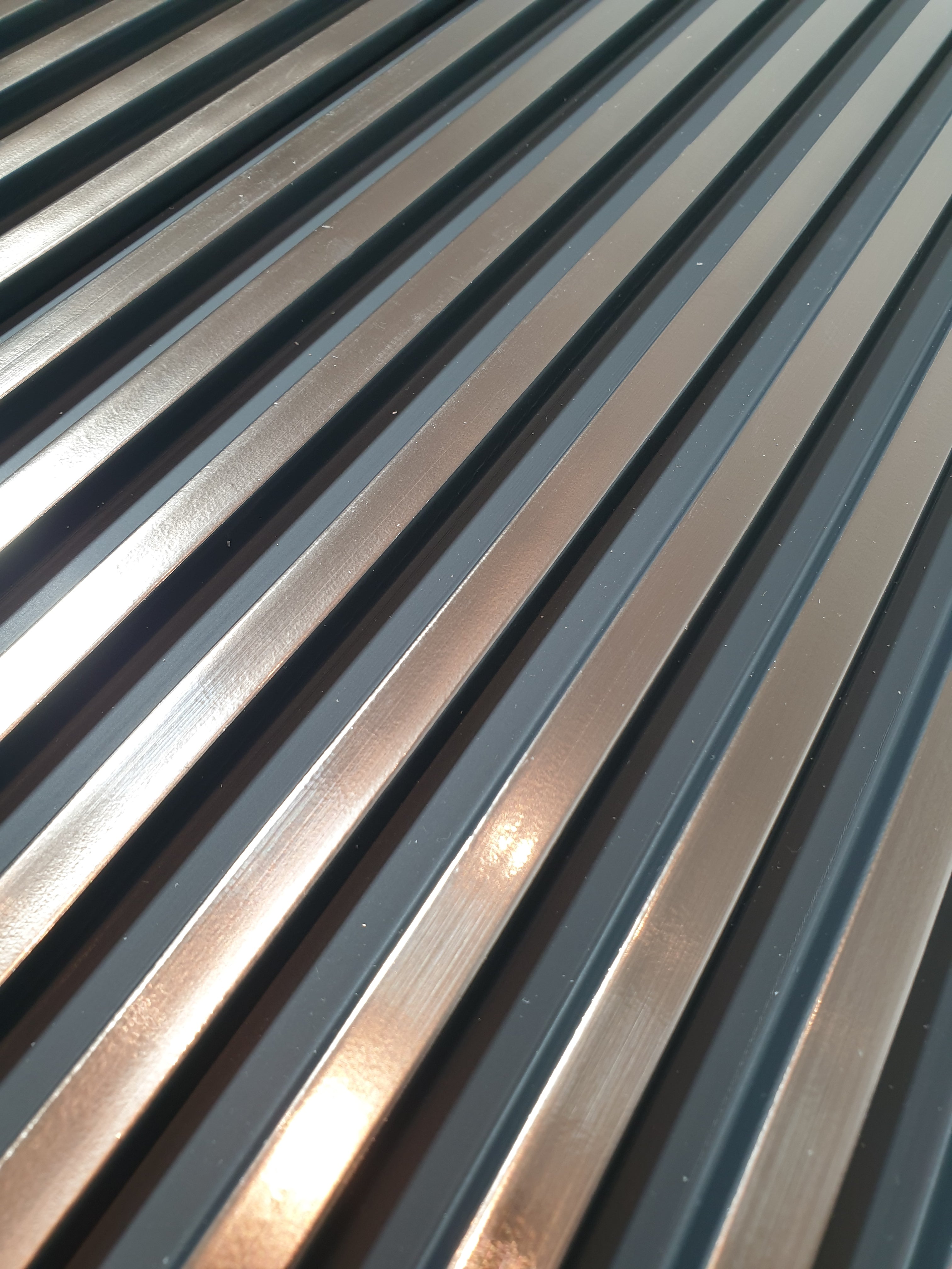 חיפוי קיר פסים דמוי ברונזה עם פסים שחורים