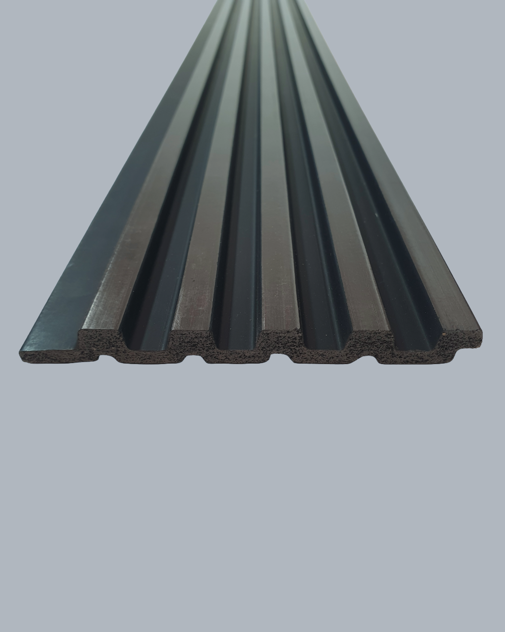 חיפוי קיר פסים דמוי עץ בגוון שחור מטאלי