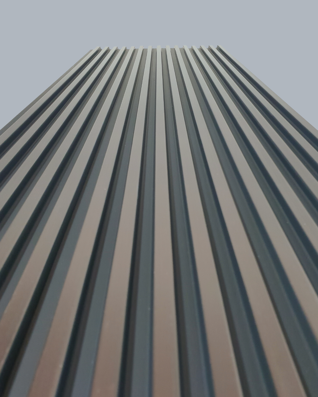 חיפוי קיר פסים דמוי עץ בגוון שחור מטאלי