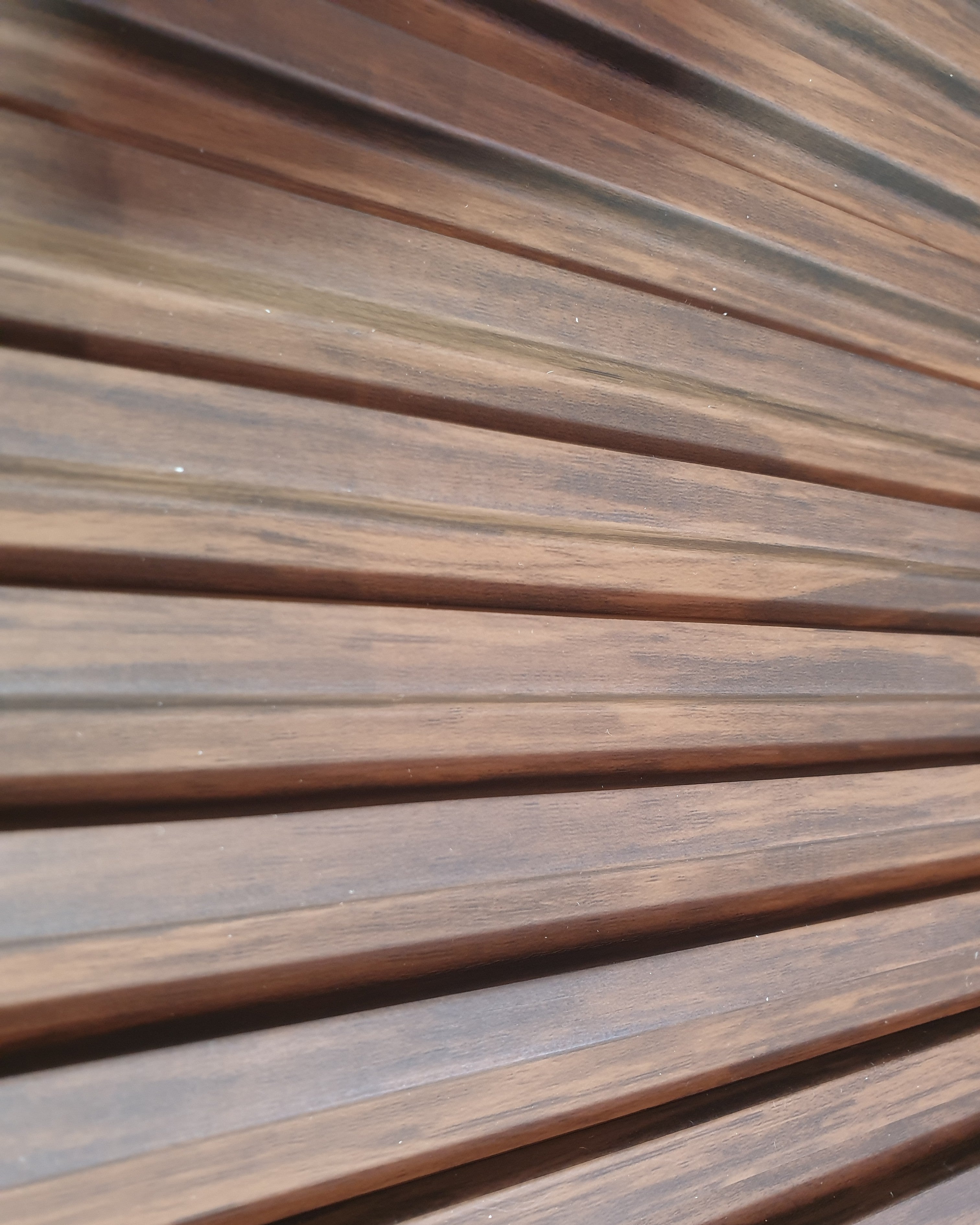 חיפוי קיר פסים דמוי דמוי עץ כהה מושחר