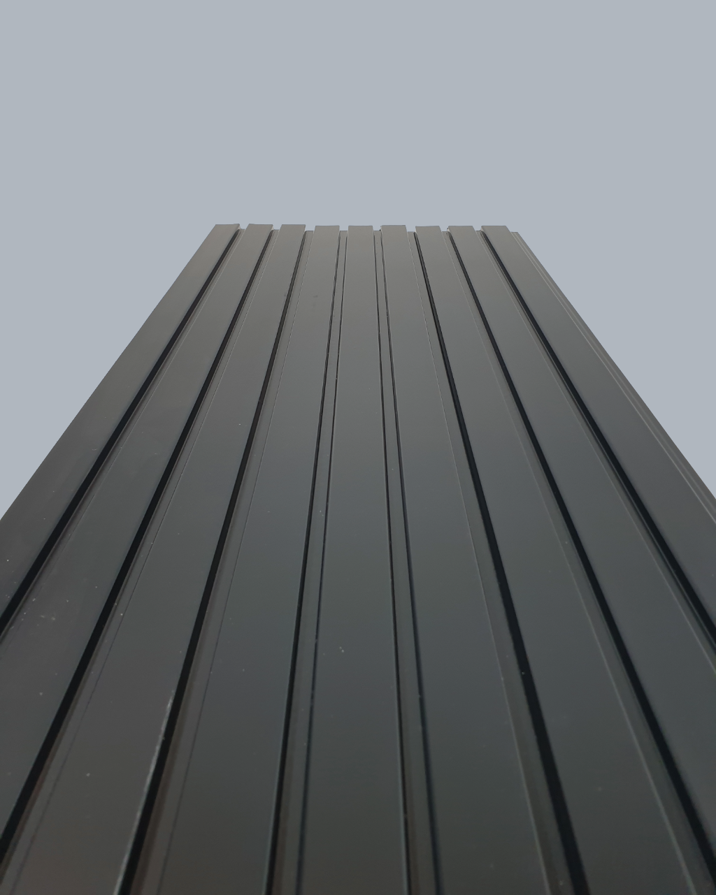 חיפוי קיר פסים צבע שחור עם פסים עדינים