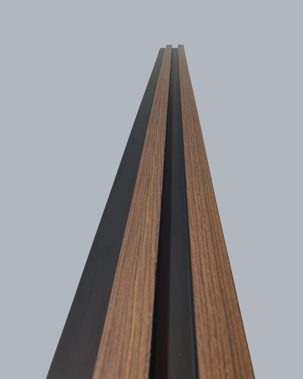 חיפוי קיר פסים צבע טיק מרווח שחור