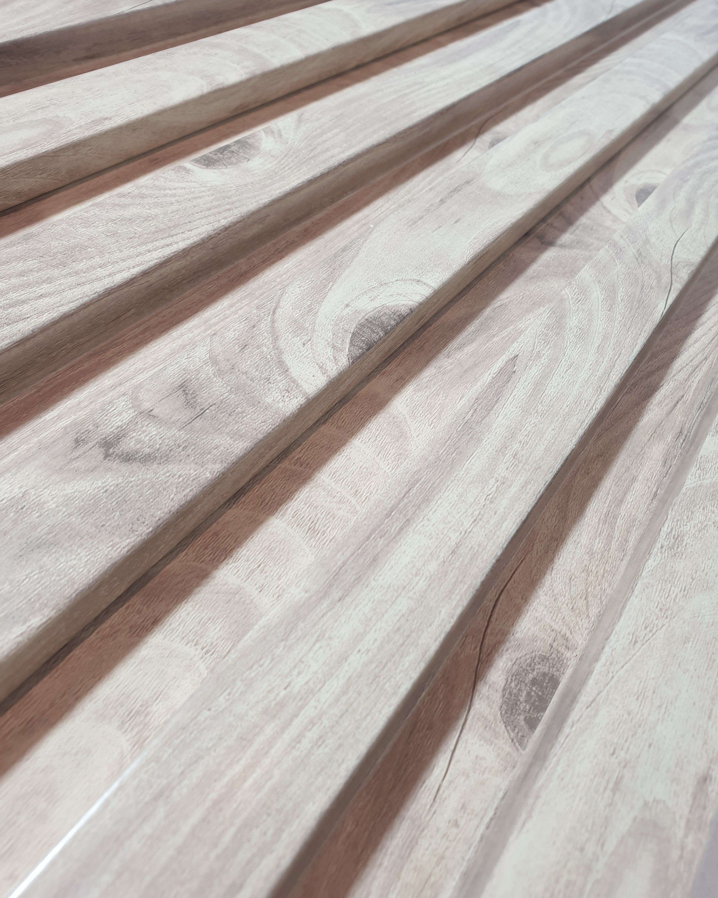 חיפוי קיר פסים במראה עץ טבעי בהיר