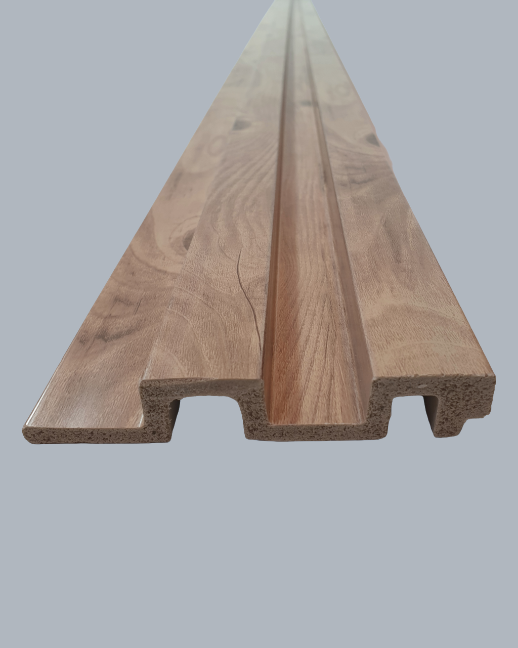 חיפוי קיר פסים במראה עץ טבעי בהיר