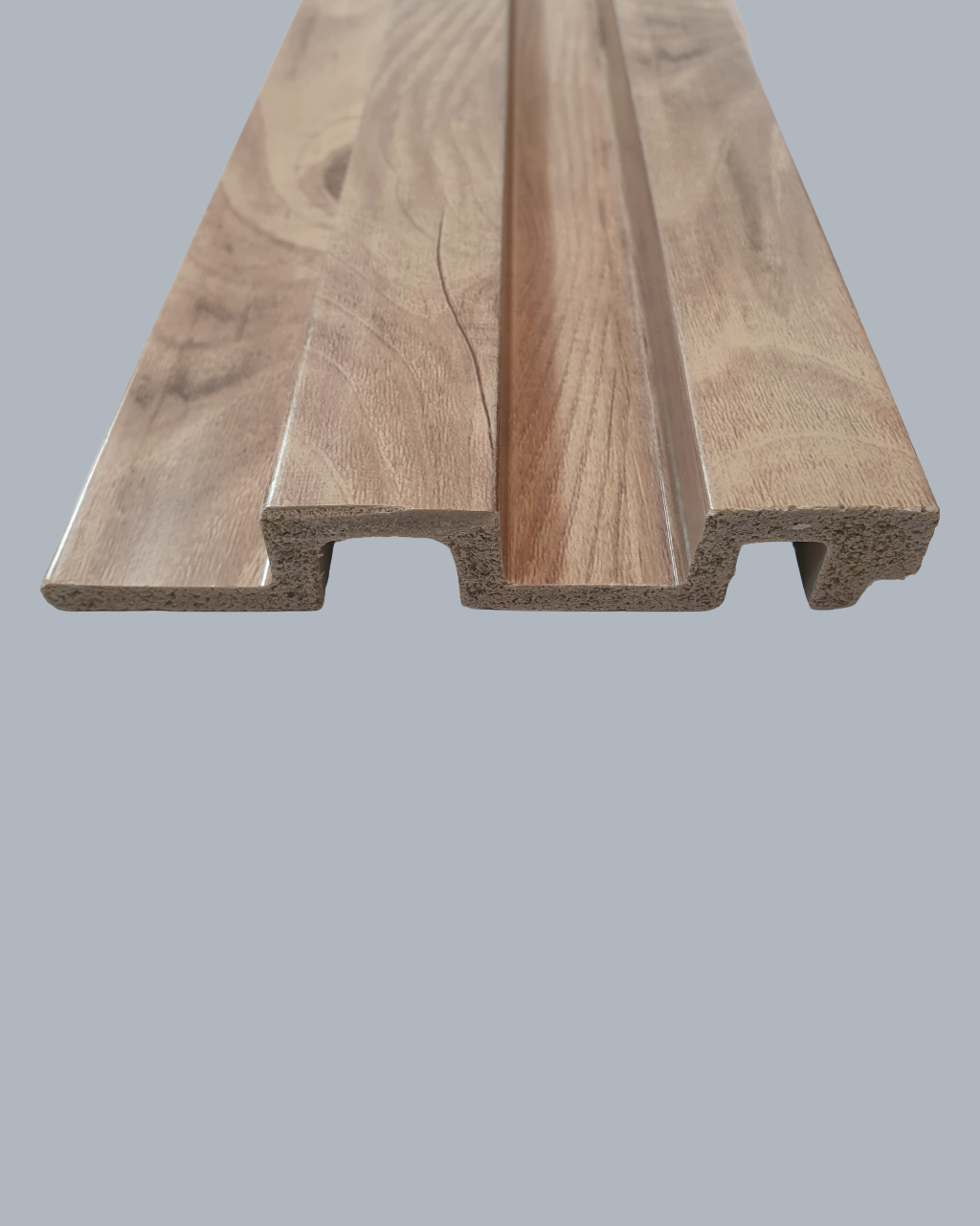 חיפוי קיר פסים במראה עץ טבעי בהיר